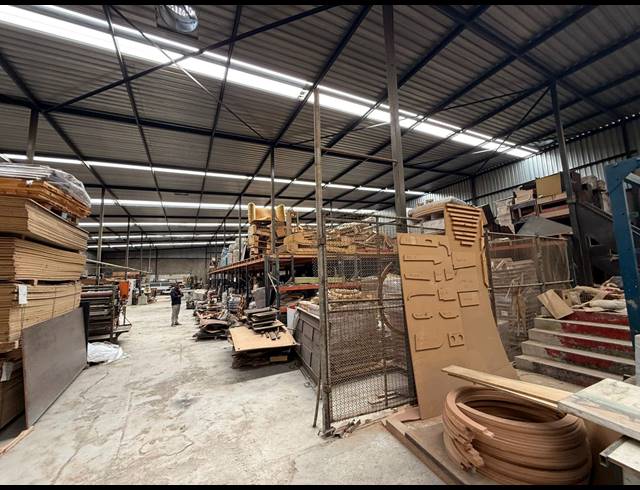 1,100M² WAREHOUSE TO LET IN INDUSTRIA WEST